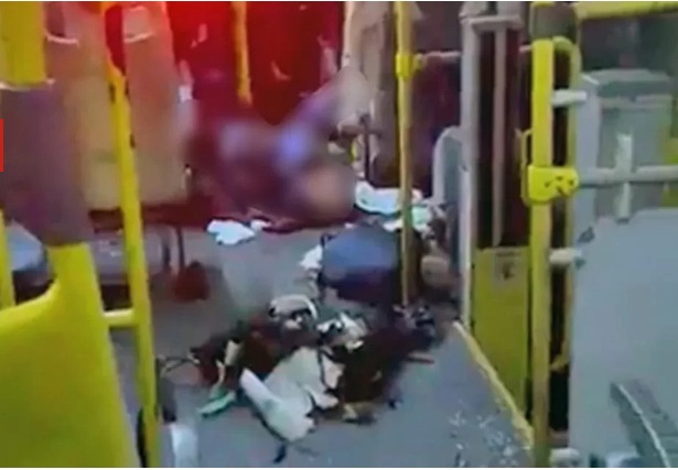 VÍDEO: Bandidos jogam granada em ônibus e ferem homem gravemente no Rio