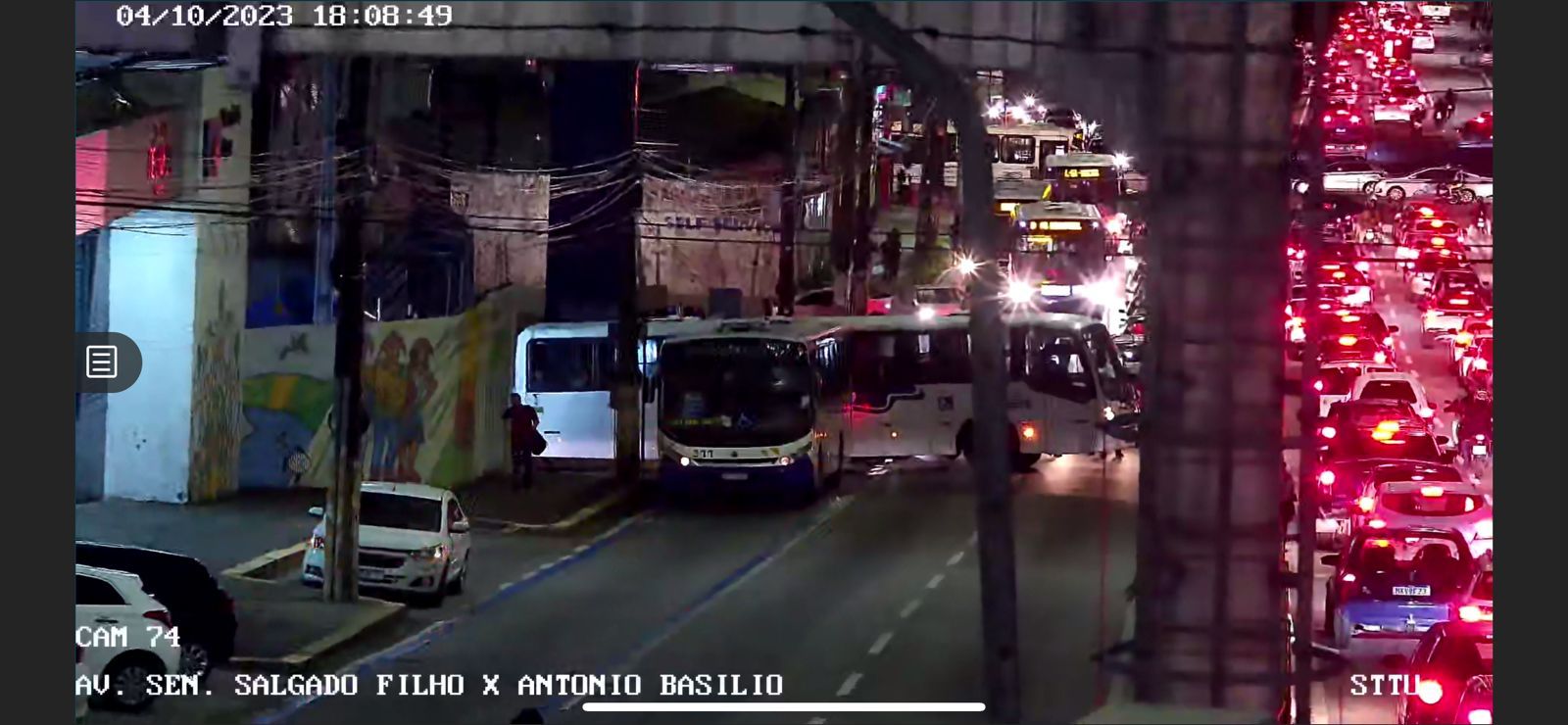 Grande Ponto - Ônibus quebra na avenida Salgado Filho e deixa trânsito  complicado em Natal