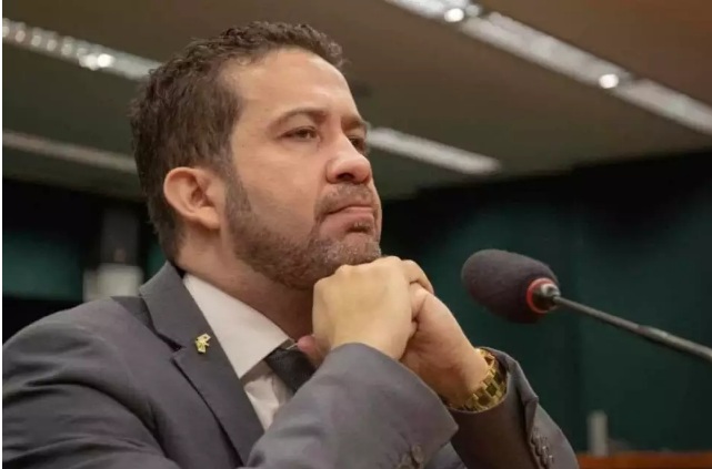 Janones é acusado de humilhar e insultar funcionários: ‘vermes’, ‘filhos da p*’