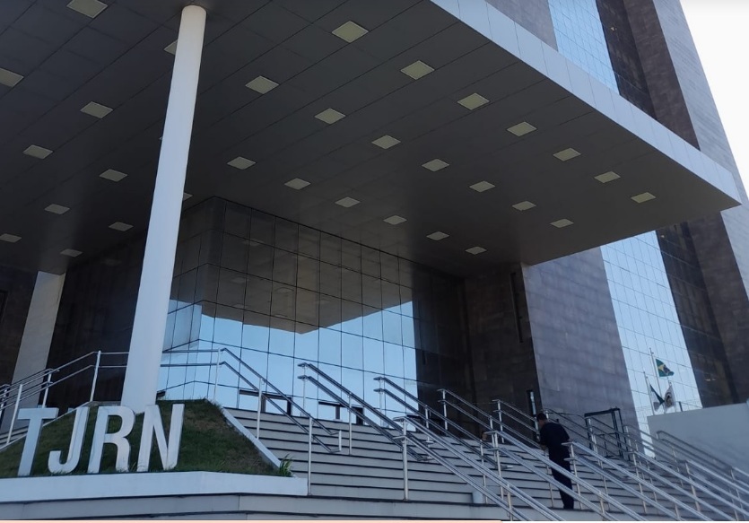 PGR contesta leis que driblam teto legal e criam supersalários no RN