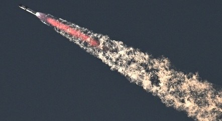 Foguete Starship, a nave 'mais poderosa do mundo', explode após se separar do propulsor