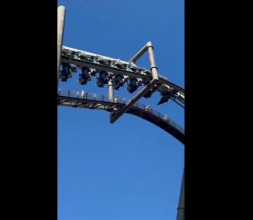 VÍDEO: Montanha-russa lotada emperra e deixa ocupantes de ponta-cabeça a quase 50 metros de altura