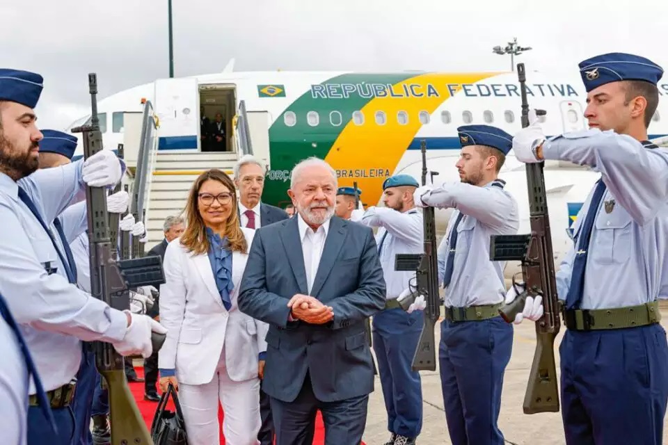 Viagens de Lula no primeiro ano equivalem a seis voltas ao mundo