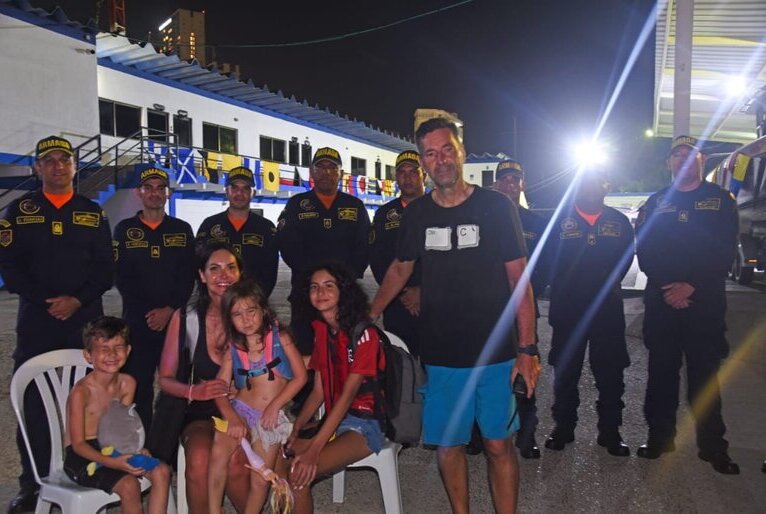 VÍDEO: Família brasileira é resgatada após ficar mais de nove horas em bote no mar do Caribe