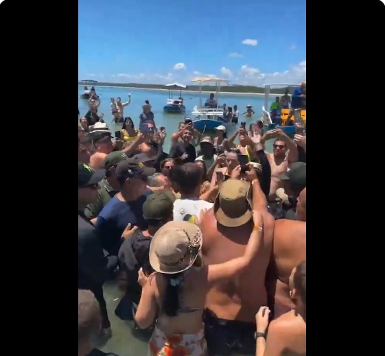 (VÍDEO) Bolsonaro é recebido por banhistas em praia de Alagoas: "Cadê o Lula?"; ASSISTA