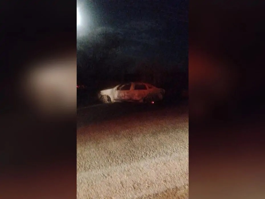 VÍDEO: Carro pega fogo após motorista perder o controle e colidir com pedra às margens da RN-117