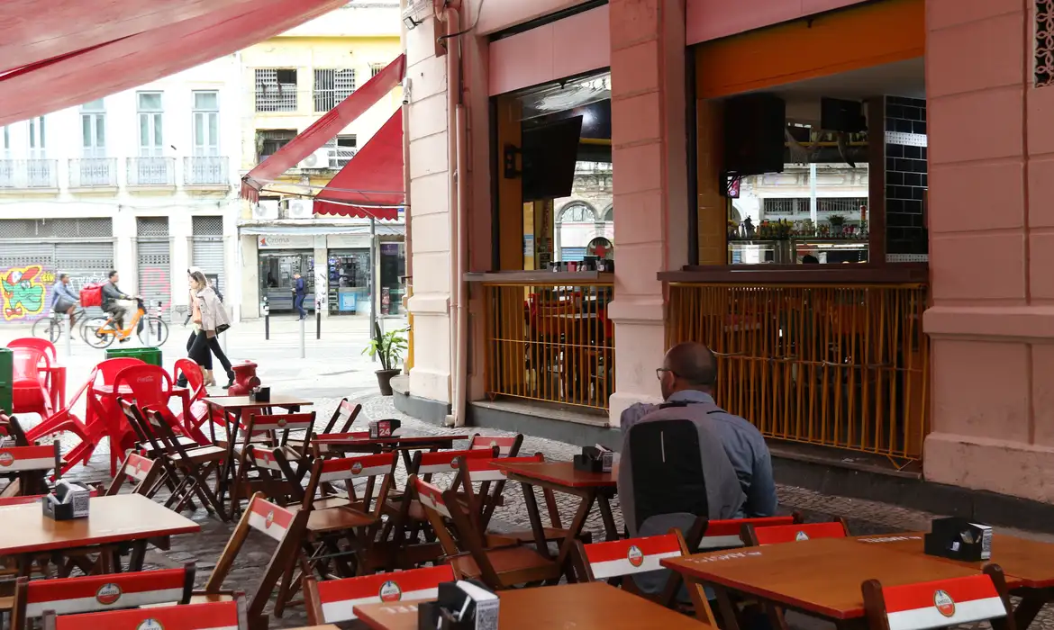 Mais da metade dos bares e restaurantes opera sem lucro em novembro