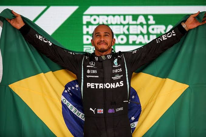 Lewis Hamilton deixa Mercedes e irá defender a Ferrari a partir de 2025