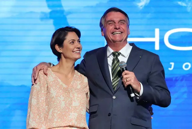 Michelle Bolsonaro e Damares Alves não saíram do Brasil